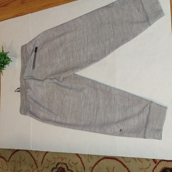 lululemon athletica Tea Lounge Crop Joggers. Womens size 6. Heather Gray color. - Picture 11 of 15
